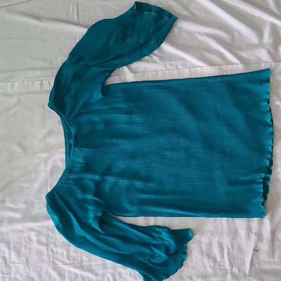 Emerald green crepe lettuce hem top urban mangoz medium - Picture 7 of 8